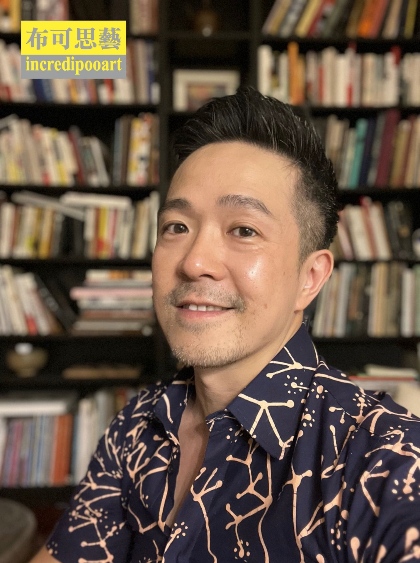 講師郭峻宇於書房中的肖像